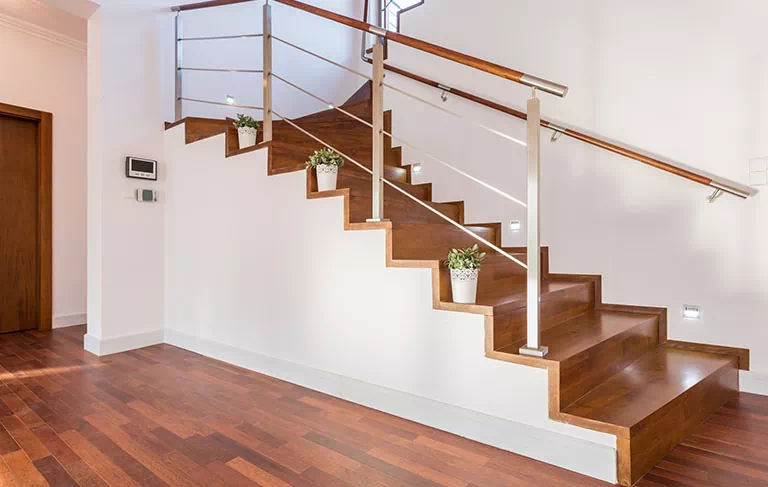 schody dywanowe z półpiętrem