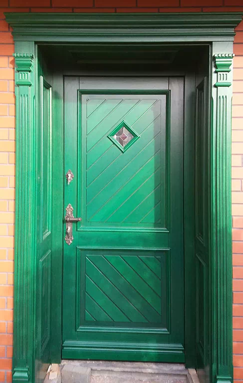 turkusowe, zdobione drzwi do budynku