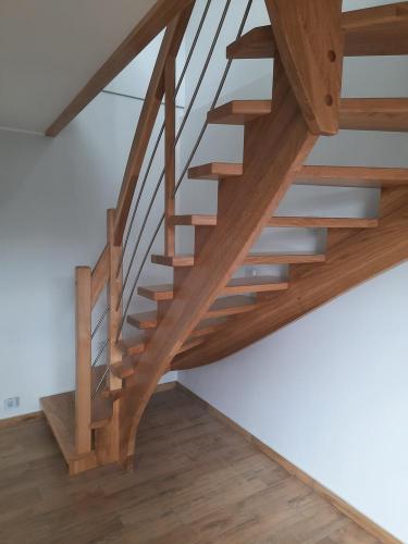schody-samonosne-drewniane-schs17a